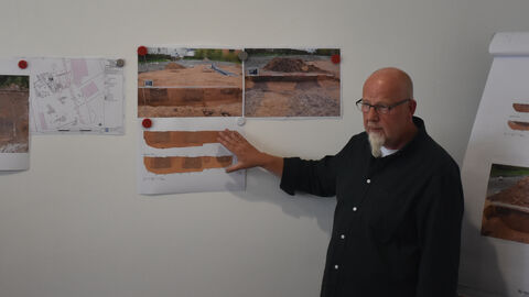 Grabungsleiter Dr. Thilo F. Warneke bei der Vorstellung der Grabungsergebnisse. Grabungsleiter Dr. Thilo F. Warneke bei der Vorstellung der Grabungsergebnisse