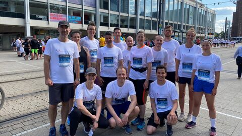 Gruppenfoto des Lauf-Teams des Landesamts vor dem Frankfurter Schauspielhaus