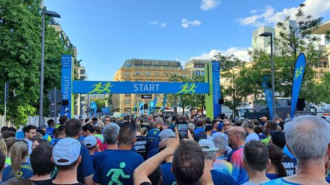 Menschenmenge an der Startlinie vor dem Start des J.P. Morgan Laufs
