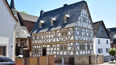 Das Schultheißenhaus in Niederbrechen Foto von einem grau-weißen Fachwerkhaus
