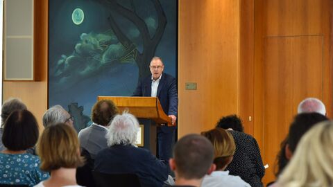 Dr. Thomas Ollinger spricht vor Publikum