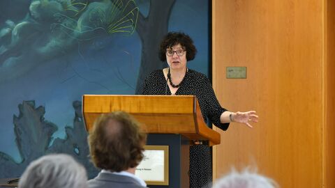 Dr. Ulrike Wendland spricht vor Publikum