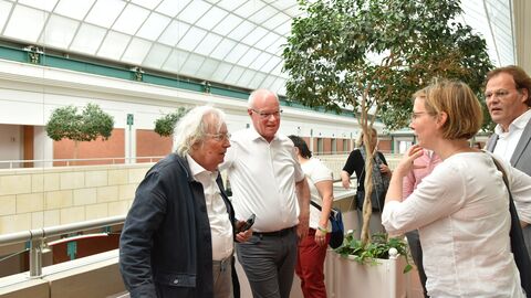 Unterhaltung von drei Personen (Dr. Maria Wüllenkemper, Prof. Dr. Markus Harzenetter und Jochem Jourdan)