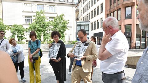 Dr. Thomas Steigenberger erläutert anhand eines Fotos