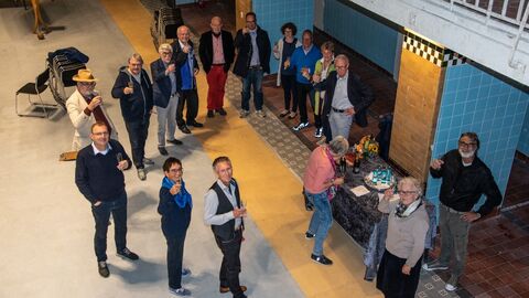 Das Ziel des Vereins ist es, hochwertiges Kulturprogramm in besonderer Atmosphäre zu erschwinglichen Preisen anzubieten. Ein paar Leute haben sich im Inneren versammelt, um die neue Nutzung des Hallenbades zu feiern.