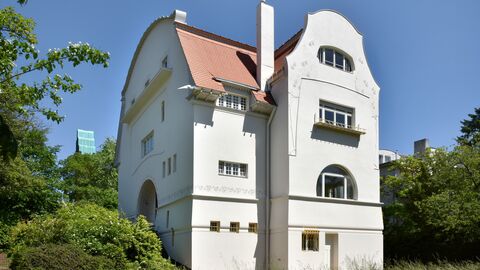 Das Große Haus Glückert in der Villenkolonie Mathildenhöhe Ein Bild mit der Außenaufnahme des Großen Haus Glückerts