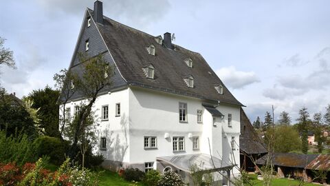 Der Spechthof in Hünfelden-Kirberg Mehrgeschossiges Haus, umgeben von einem Garten