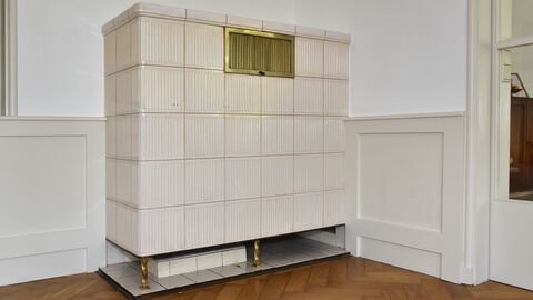 Ofen mit weißen Kacheln und vergoldeten Details