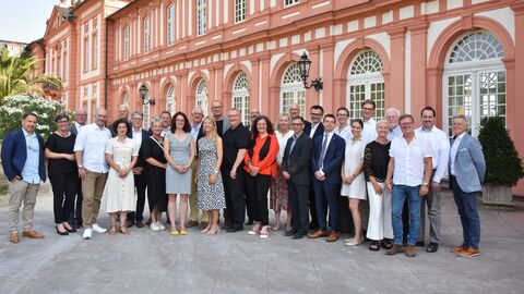 Die Preisträgerinnen und Preisträger vor der Rotunde von Schloss Biebrich