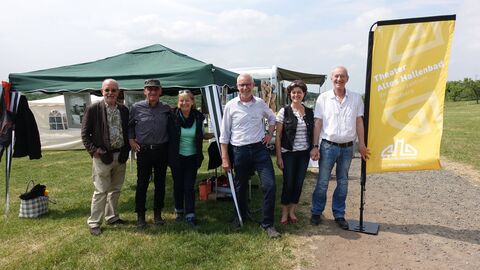 Ulrich Lang und weitere Engagierte hatten 2018 einen Informationsstand am Glauberg für das Theater Altes Hallenbad.  Ulrich Lang steht mit fünf weiteren Menschen vor einem Informationsstand
