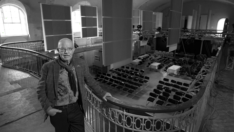 „Man muss sich zusammentun, weil man alleine nicht weiterkommt“, sagt Ulrich Lang Ulrich Lang steht auf einer Empore über dem neuen Theatersaal