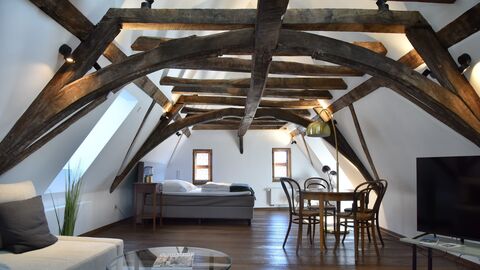 Innenraum mit sichtbaren Hölzern des Dachstuhls Bild eines Innenraumes mit sichtbarer Holzkonstruktion