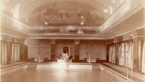 Blick in die ehemalige Schwimmhalle des Alten Hallenbades, die 1980 stillgelegt und Dank der Initiative des Vereins seit 2007 instandgesetzt wird. 2023 sollen die Maßnahmen abgeschlossen werden. Schwimmhalle 1909 3a