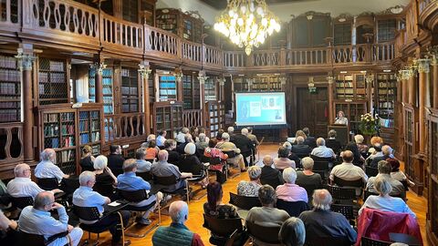 Gefüller Saal bei der Buchvorstellung in Fulda
