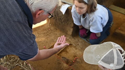 Prof. Thomas Terberger und Studierende bei der Ausgrabung.