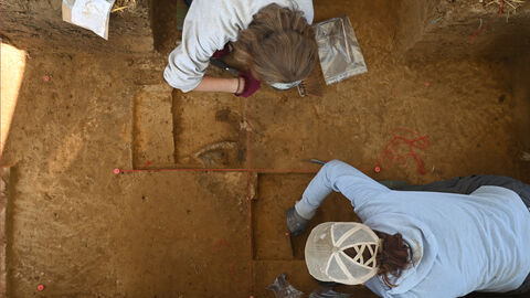 Studierende während der Ausgrabungen.