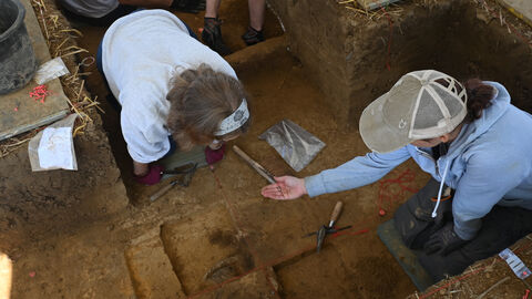 Studierende während der Ausgrabungen.