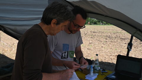 Grabungsleiter mit Pressevertreter.