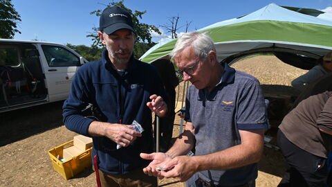Prof. Thomas Terberger und Bezirksarchäologe Dr. Kai Mückenberger im Gespräch.