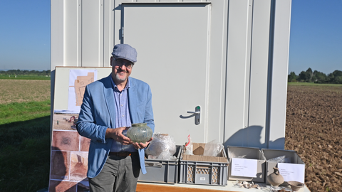 Dr. des. Thomas Becker bei der Vorstellung der Grabungsergebnisse.