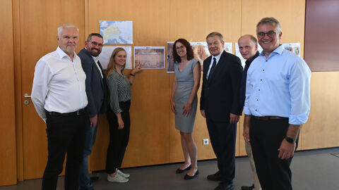 Prof. Claus Dobiat (WIBA), Bürgermeister Hanno Kern (Gemeinde Ebsdorfergrund), Grabungsleiterin Anna-Marie Dürr (WIBA), Staatsministerin Angela Dorn (HMWK), Oberbürgermeister Thomas Spies (Universitätsstadt Marburg), Landesarchäologe Prof. Dr. Udo Recker (LfDH, hessenARCHÄOLOGIE), Bürgermeister Peter Gefeller (Stadt Staufenberg)