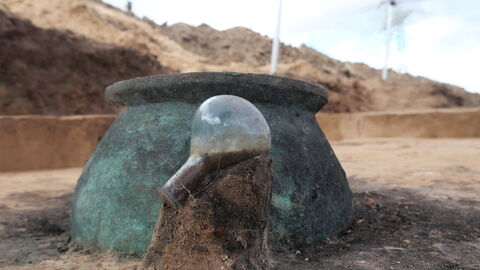 Bronzeeimer und Glasflakon.