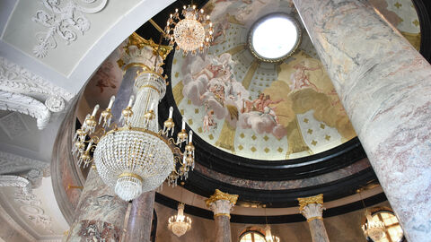 Festsaal im Schloss Biebrich mit Kronleuter und Malerei in der Kuppel
