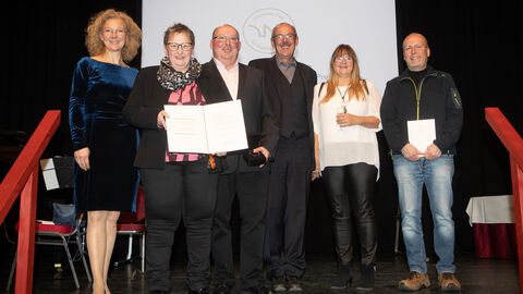 Man sieht die Vereinsmitglieder bei der Verleihung des Deutschen Preises für Denkmalschutz. Der Preis wird durch das Deutsche Nationalkomitee für Denkmalschutz verliehen.  