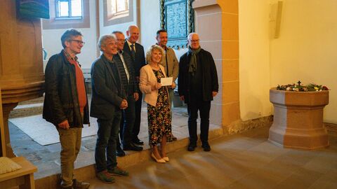 Symbolische Übergabe der Fördersumme, da die Orgel auf dem Christenberg noch nicht in der Kirche steht.  Gruppenbild vor der Orgel in Münchhausen.