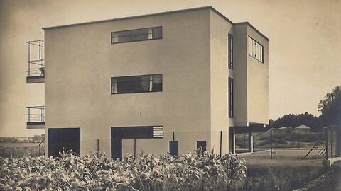 Schwarz-Weiß-Bild eines dreistöckigen Gebäudes im Stil des Neuen Bauens mit rechteckigen Grundformen, Flachdach und Fensterbändern.