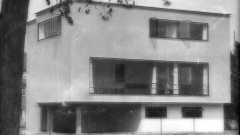 Eine Außenansicht von Haus Loewenwarter, kurz nach seiner Fertigstellung.