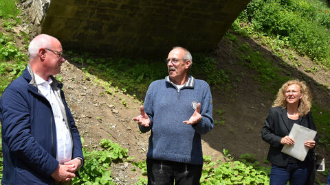 Ein Vereinsmitglied im Gespräch mit Prof. Dr. Markus Harzenetter, Präsident des Landesamtes für Denkmalpflege anlässlich des Besuchs der Jury für den Hessischen Denkmalschutzpreis im Sommer 2022. 