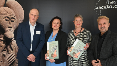 Pünktlich zum hessenARCHÄOLOGIE-Tag erschien das Jahrbuch hessenARCHÄOLOGIE 2022. Von links: Prof. Dr. Udo Recker (LfDH), Staatssekretärin Ayse Asar (HMWK), Bürgermeisterin Christine Klein (Stadt Bensheim), Dr. Jan Christoph Breitwieser (Museum Bensheim) Von links: Prof. Dr. Udo Recker (LfDH), Staatssekretärin Ayse Asar (HMWK), Bürgermeisterin Christine Klein (Stadt Bensheim), Dr. Jan Christoph Breitwieser (Museum Bensheim)