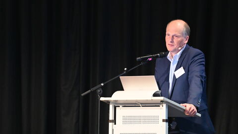 In seiner Eröffnung sprach der Landesarchäologe Prof. Dr. Udo Recker über die Herausforderungen und Aufgaben moderner Bodendenkmalpflege. Landesarchäologe Prof. Dr. Udo Recker