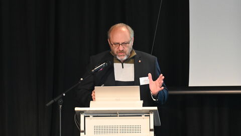 Dr. Dieter Neubauer eröffnete die Vortragsreihe mit einem Beitrag über die keltische Nekropole von Bad Soden am Taunus. Dr. Dieter Neubauer