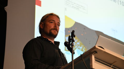 Das breite Fundspektrum aus der eisenzeitlichen Fundstelle von Waldbrunn-Lahr stellte Ferenc Kántor vor. Ferenc Kántor