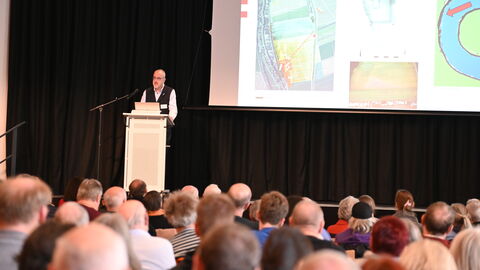 Dr. des. Thomas Becker betonte, wie wichtig die fachübergreibende Forschung für die Archäologie ist. Dr. des. Thomas Becker