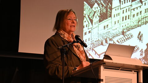 Tief in den Untergrund der Frankfurter St. Leonhard-Kirche blickte Dr. Andrea Hampel vom Denkmalamt Frankfurt. Dr. Andrea Hampel, Denkmalamt Frankfurt