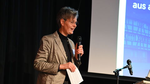 Die Moderation des hessenARCHÄOLOGIE-Tages übernahmen in gewohnt souveräner Weise Dr. Sabine Schade-Lindig... Dr. Sabine Schade-Lindig