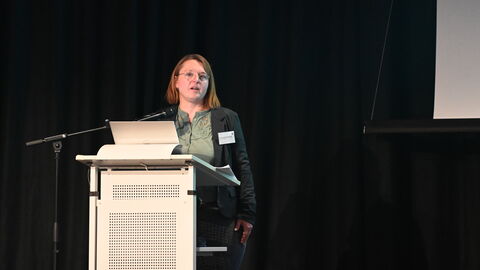 Kantor präsentierte die Ergebnisse gemeinsam mit Dr. Sandra Sosnowski. Sosnowski stellte zudem die Blüte der Freien Reichstadt Wetzlar aus archäologischer Sicht vor. Dr. Sandra Sosnowski