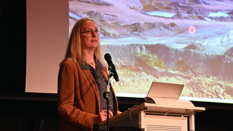 Seit jahrzehnten bereits begleitet die Bodendenkmalpflege die Arbeiten in den Kiesgruben Niederweimars, wie Dr. Christa Meiborg zu berichten weiß. Dr. Christa Meiborg
