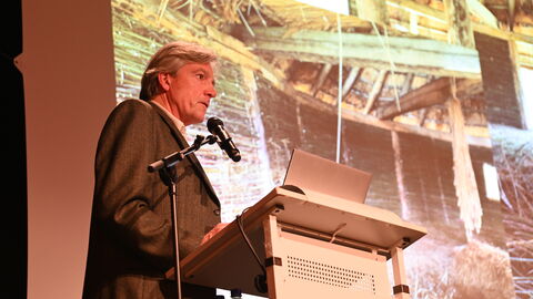 Archäologie zum Anfassen stellte Dr. Andreas Thiedmann vor. Er berichtete über den aktuellen Stand des Freilichtmuseums Zeiteninsel im Marburger Land. Dr. Andreas Thiedmann