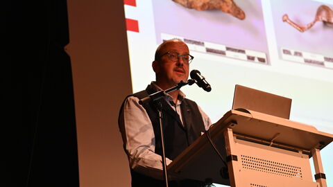 Dr. des. Thomas Becker – in Vertretung für den Bezirksarchäologen Peter Steffens M.A. – präsentierte im Abendvortrag eine illustre Reise durch die Archäologielandschaft des Landkreises Bergstraße. Dr. des. Thomas Becker