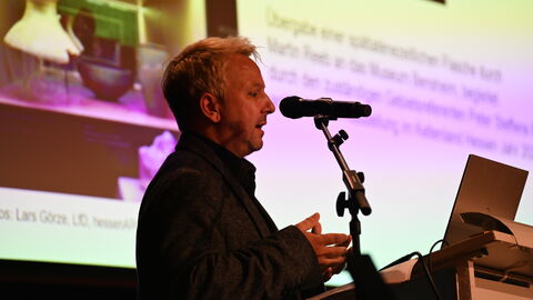 Im zweiten Teil des Abendvortrages vollendete Dr. Jan Christoph Breitwieser vom Museum Bensheim die Reise aus Sicht des Museums und seiner umfassenden Sammlung. Dr. Jan Christoph Breitwieser
