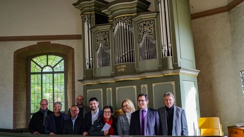 Die zweite Etappe war die Orgel in Nieder-Gmünden. Gruppenbild vor der Orgel in Nieder Gmünden.
