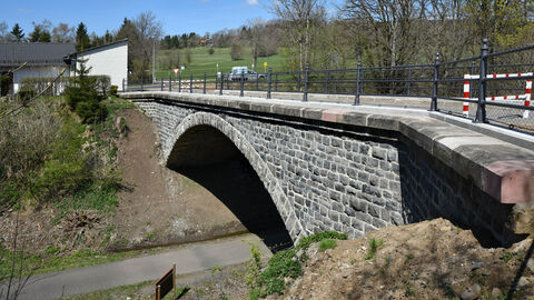 Ansicht der unter Einsatz tradtionller Handwerkstechniken instandgesetzten Brücke. 