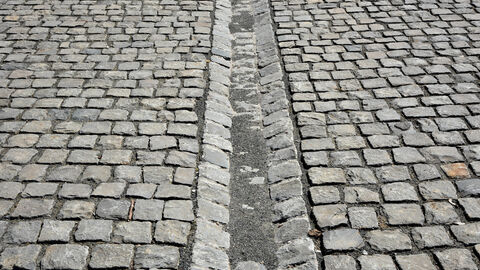 Blick auf das wiederhergestellte Pflaster, das sich unter dem Straßenbelag befand. 