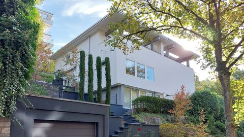 Dreistöckiges Gebäude mit rechteckigen Grundformen und großen Fenstern.