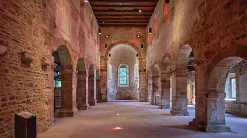 Anja Dötsch stellt ein neues Kapitel für die Geschichte von Kloster Konradsdorf vor. Leerer, steinsichtiger Kirchenraum