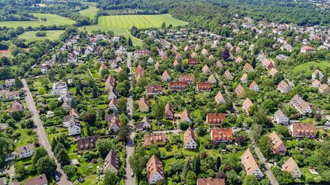 Luftbild der Riedwiesensiedlung Luftbild einer Siedlung mit Häusern, umgeben von viel Grünfläche und Bäumen
